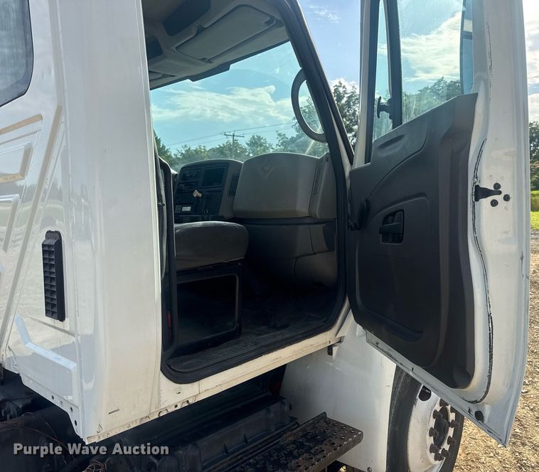 image for item DV4223 2010 International DuraStar 4300 truck cab and chassis