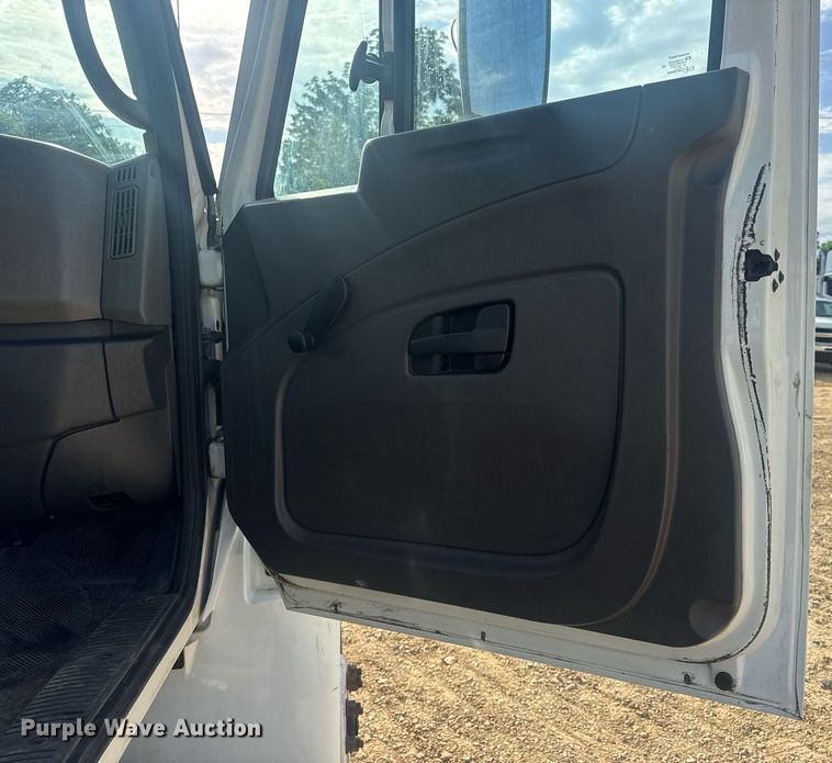 image for item DV4223 2010 International DuraStar 4300 truck cab and chassis