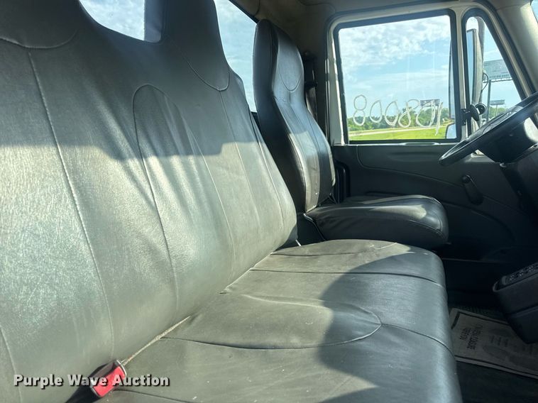 image for item DV4223 2010 International DuraStar 4300 truck cab and chassis