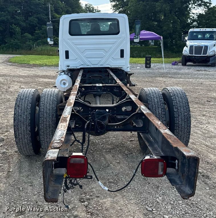 image for item DV4224 2007 International 4300 truck cab and chassis