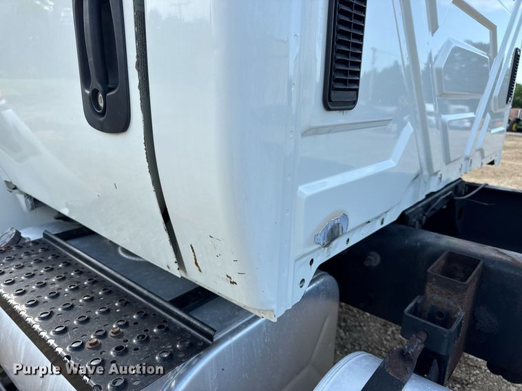 image for item DV4224 2007 International 4300 truck cab and chassis