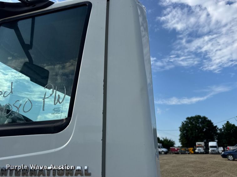 image for item DV4224 2007 International 4300 truck cab and chassis