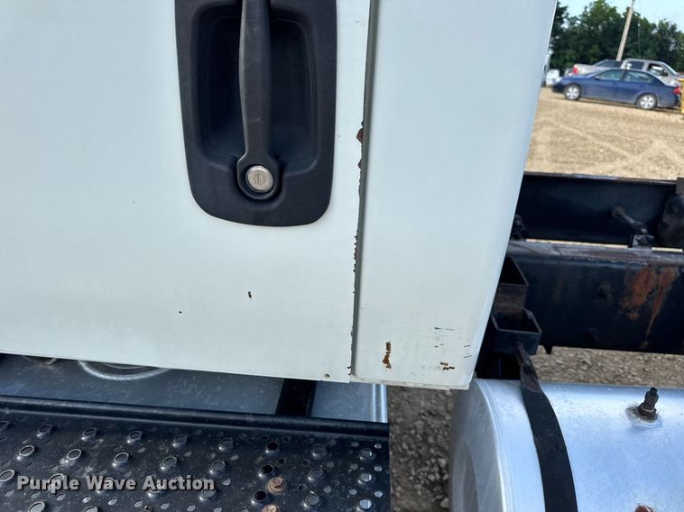 image for item DV4224 2007 International 4300 truck cab and chassis