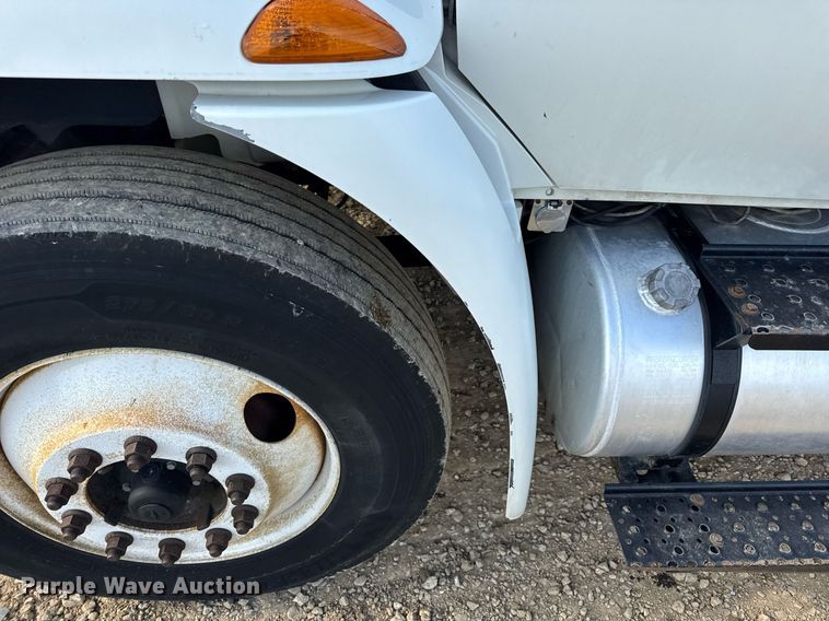 image for item DV4224 2007 International 4300 truck cab and chassis