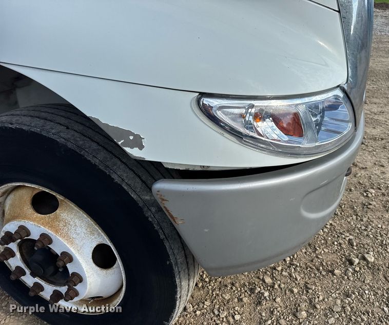 image for item DV4224 2007 International 4300 truck cab and chassis