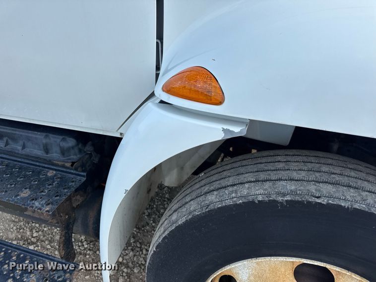 image for item DV4224 2007 International 4300 truck cab and chassis