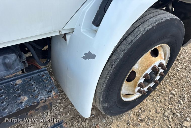 image for item DV4224 2007 International 4300 truck cab and chassis