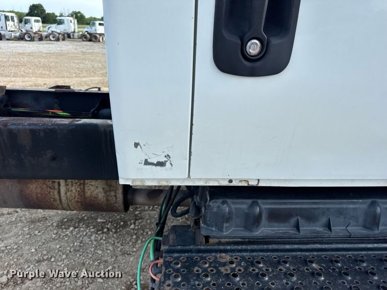 image for item DV4224 2007 International 4300 truck cab and chassis