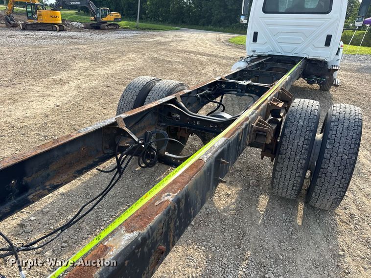 image for item DV4224 2007 International 4300 truck cab and chassis