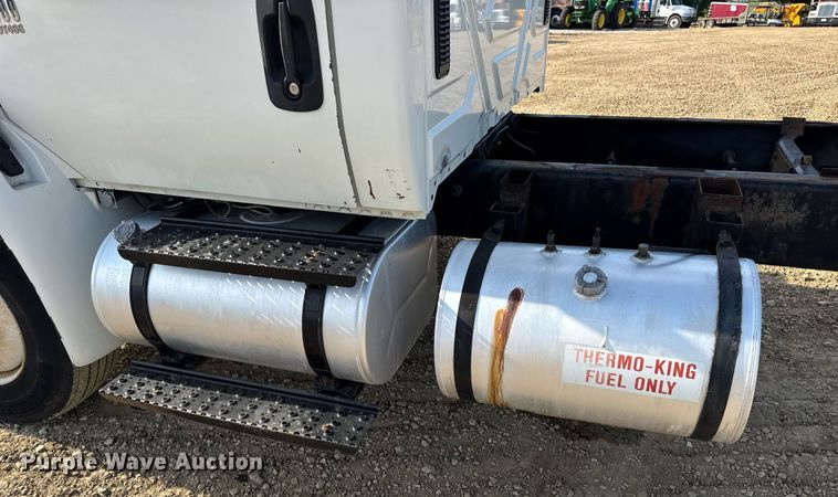 image for item DV4224 2007 International 4300 truck cab and chassis