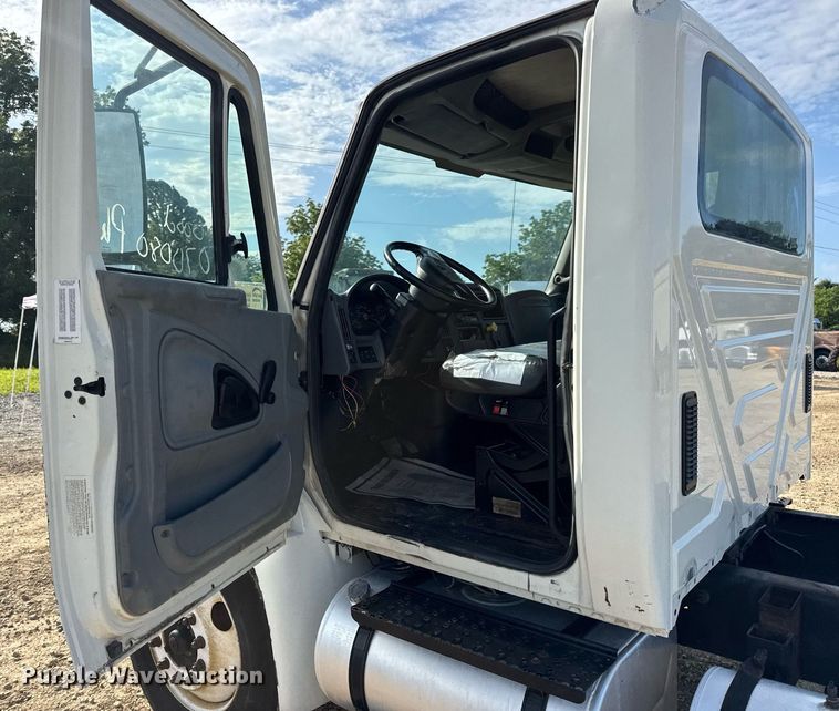 image for item DV4224 2007 International 4300 truck cab and chassis
