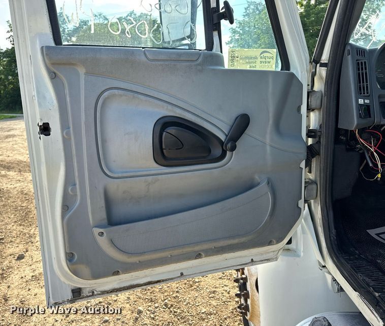 image for item DV4224 2007 International 4300 truck cab and chassis