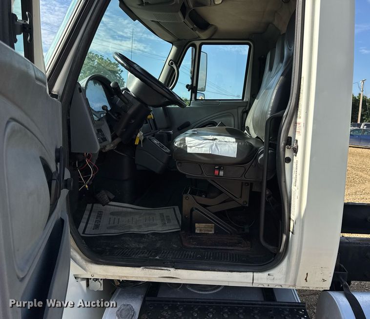 image for item DV4224 2007 International 4300 truck cab and chassis