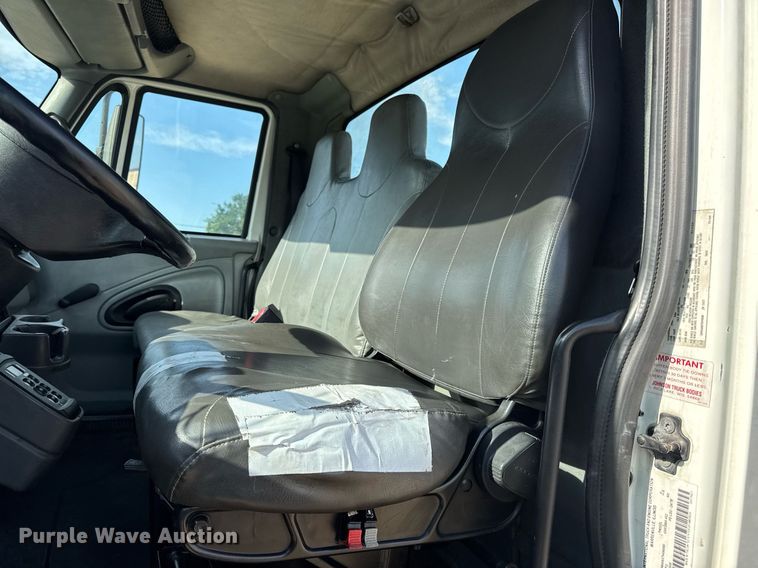 image for item DV4224 2007 International 4300 truck cab and chassis