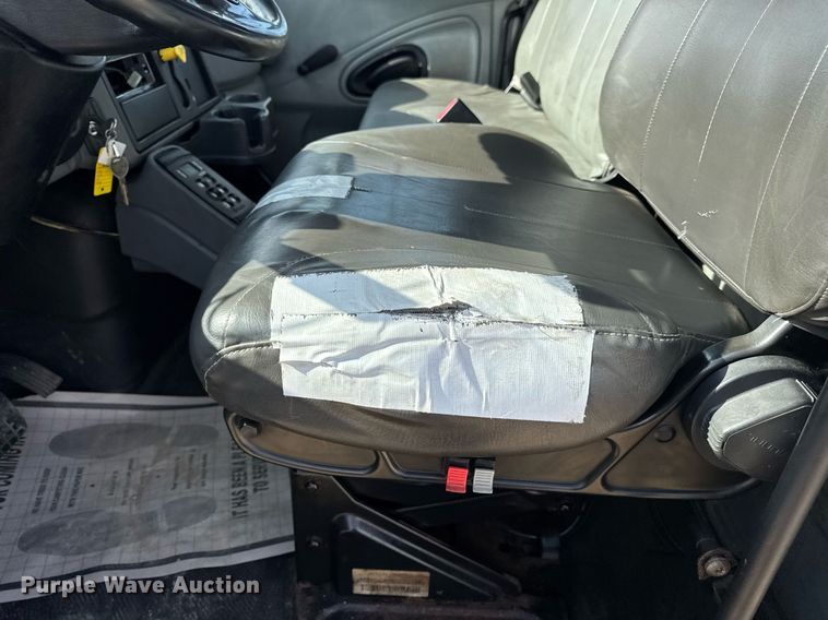 image for item DV4224 2007 International 4300 truck cab and chassis