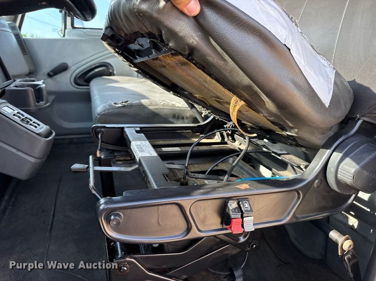 image for item DV4224 2007 International 4300 truck cab and chassis