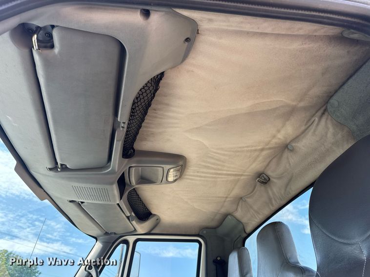 image for item DV4224 2007 International 4300 truck cab and chassis