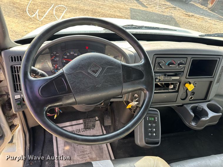 image for item DV4224 2007 International 4300 truck cab and chassis