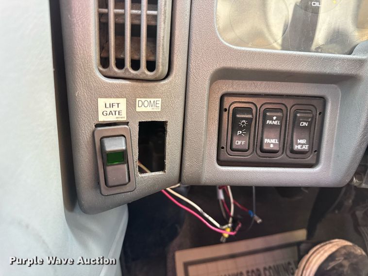 image for item DV4224 2007 International 4300 truck cab and chassis