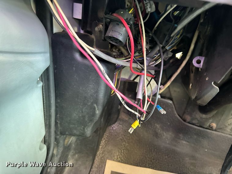 image for item DV4224 2007 International 4300 truck cab and chassis