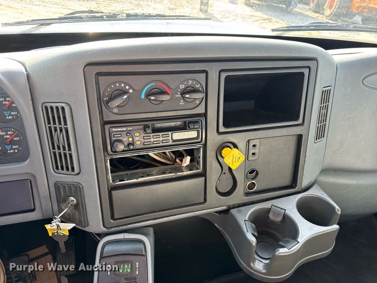 image for item DV4224 2007 International 4300 truck cab and chassis