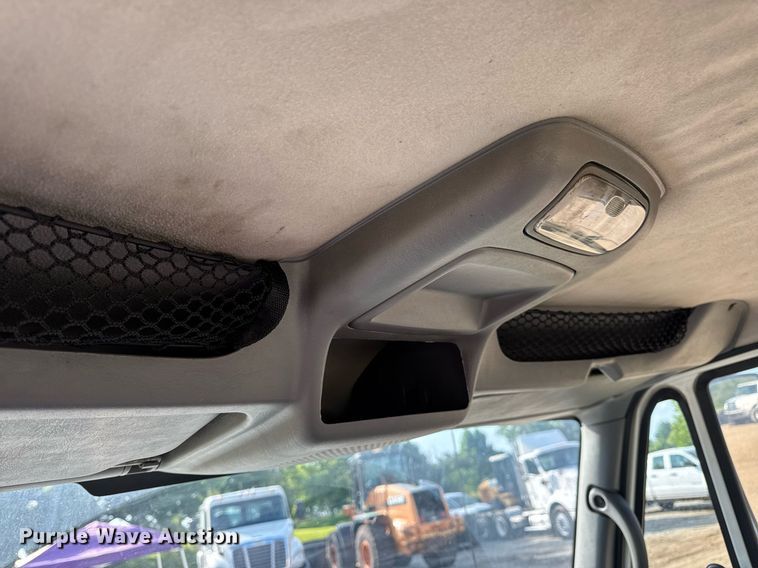 image for item DV4224 2007 International 4300 truck cab and chassis