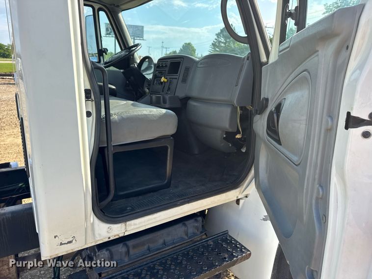 image for item DV4224 2007 International 4300 truck cab and chassis