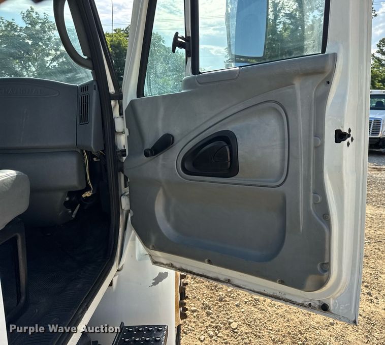 image for item DV4224 2007 International 4300 truck cab and chassis