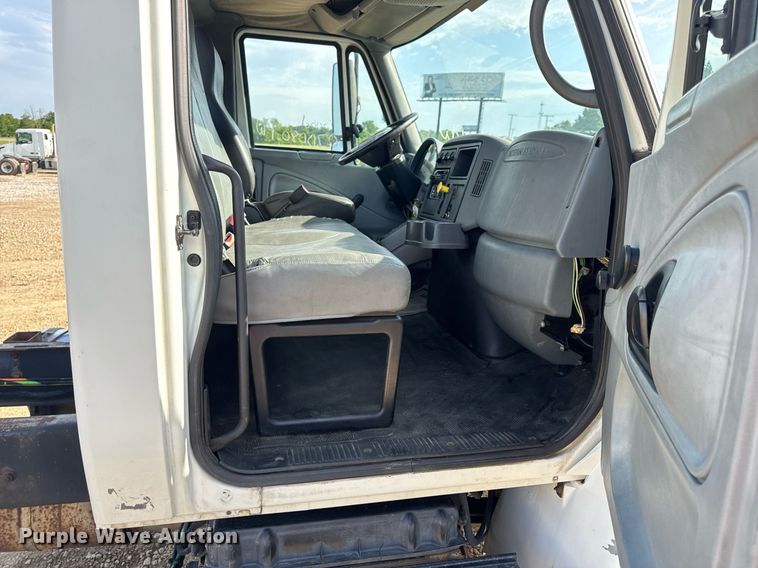 image for item DV4224 2007 International 4300 truck cab and chassis