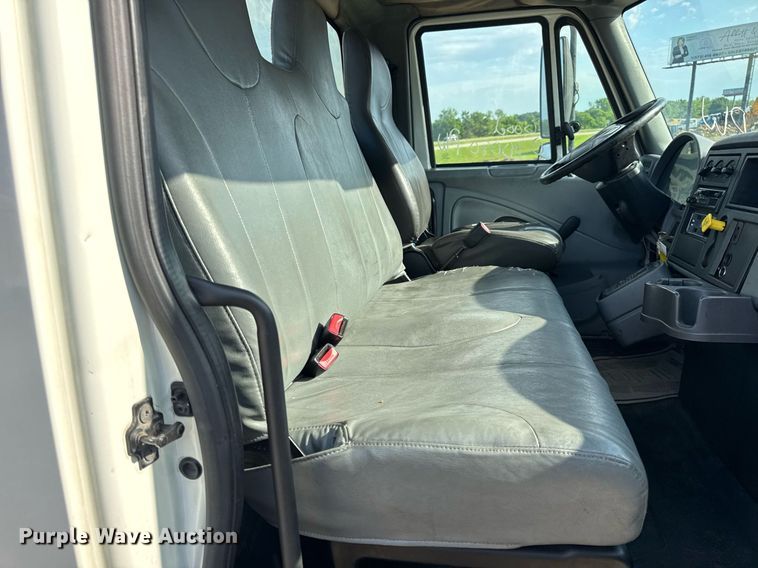 image for item DV4224 2007 International 4300 truck cab and chassis