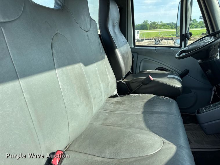 image for item DV4224 2007 International 4300 truck cab and chassis