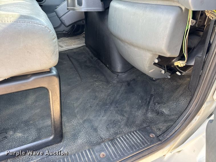 image for item DV4224 2007 International 4300 truck cab and chassis