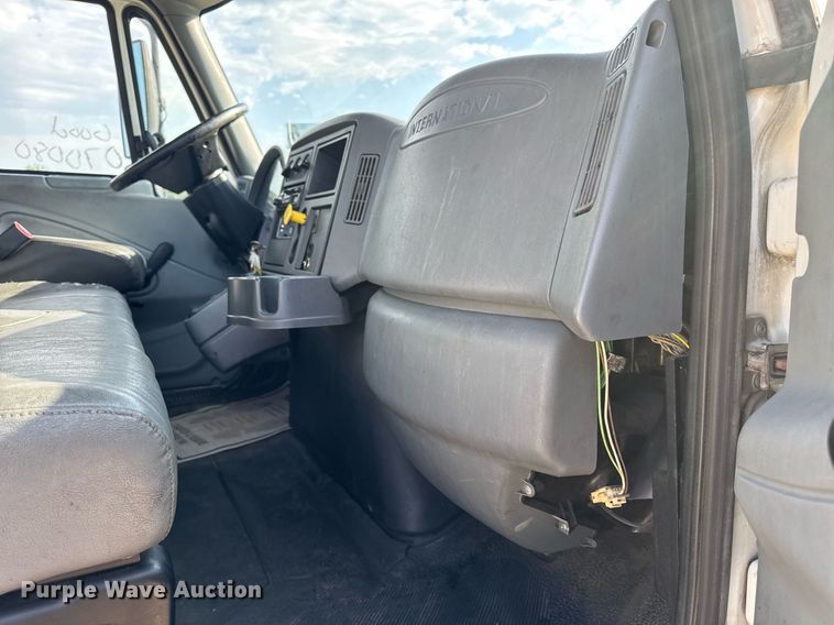 image for item DV4224 2007 International 4300 truck cab and chassis