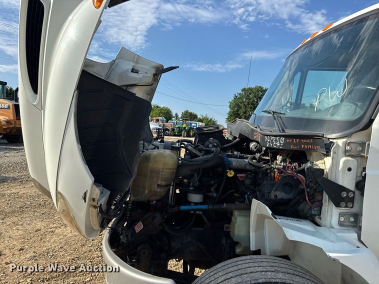 image for item DV4224 2007 International 4300 truck cab and chassis