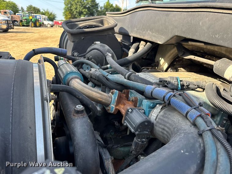 image for item DV4224 2007 International 4300 truck cab and chassis