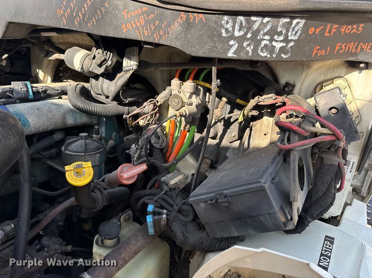 image for item DV4224 2007 International 4300 truck cab and chassis