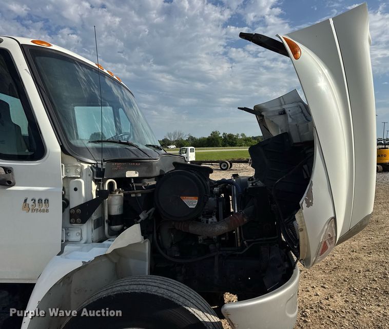 image for item DV4224 2007 International 4300 truck cab and chassis