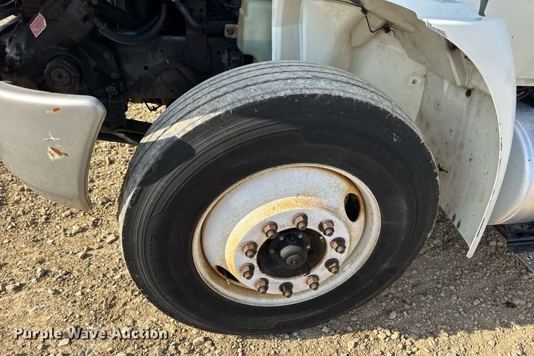 image for item DV4224 2007 International 4300 truck cab and chassis