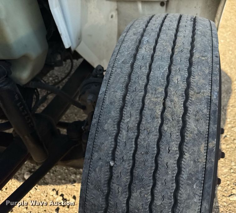 image for item DV4224 2007 International 4300 truck cab and chassis