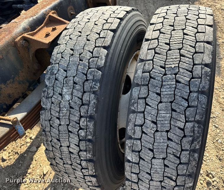 image for item DV4224 2007 International 4300 truck cab and chassis