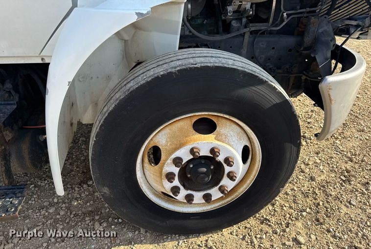 image for item DV4224 2007 International 4300 truck cab and chassis