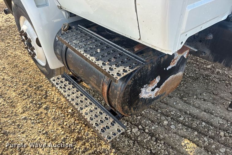 image for item DV4226 2007 International 4300 truck cab and chassis