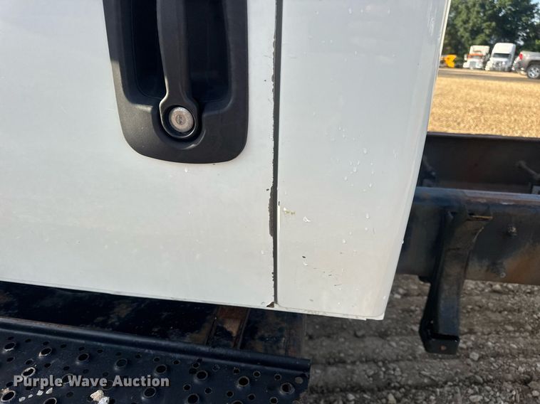 image for item DV4226 2007 International 4300 truck cab and chassis