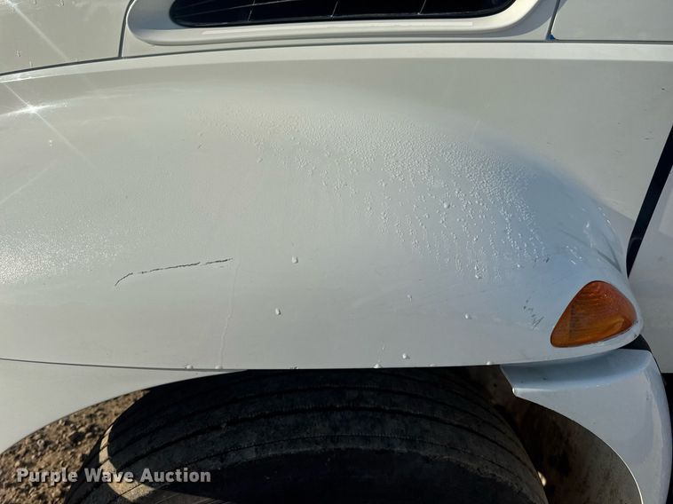 image for item DV4226 2007 International 4300 truck cab and chassis