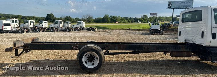 image for item DV4226 2007 International 4300 truck cab and chassis