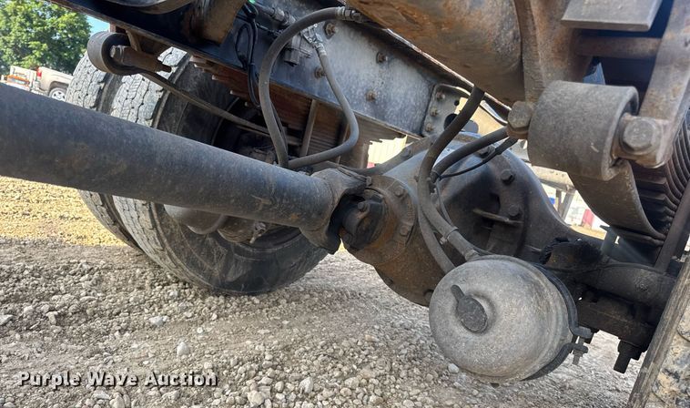 image for item DV4226 2007 International 4300 truck cab and chassis