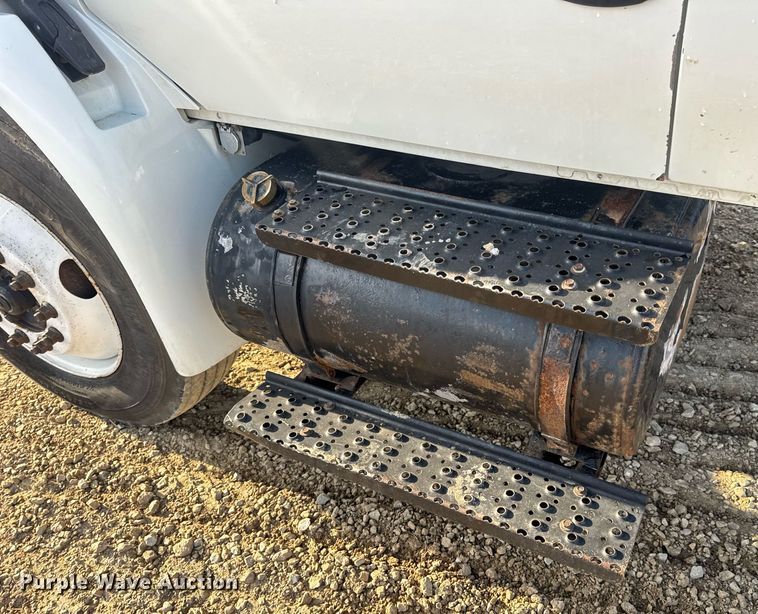 image for item DV4226 2007 International 4300 truck cab and chassis