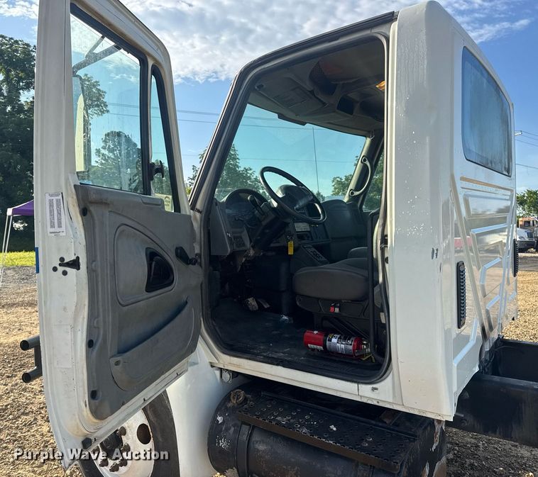 image for item DV4226 2007 International 4300 truck cab and chassis