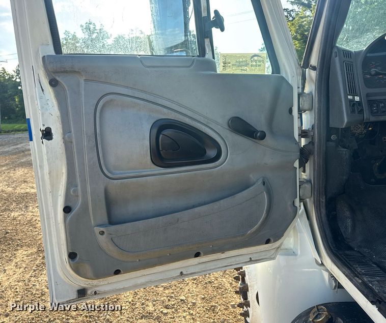 image for item DV4226 2007 International 4300 truck cab and chassis