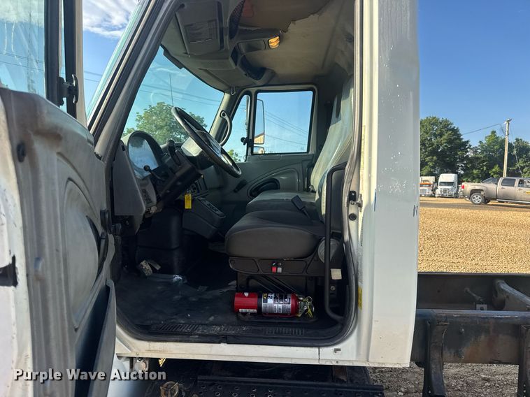 image for item DV4226 2007 International 4300 truck cab and chassis